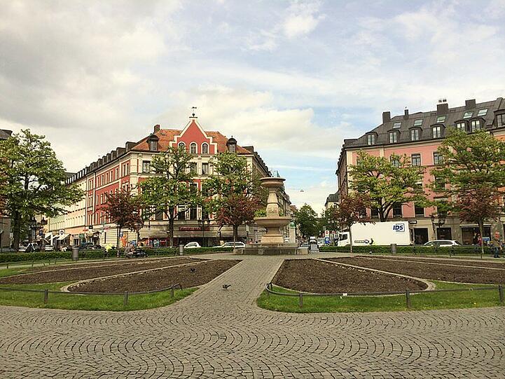 Hier fehlt eindeutig die Farbe: Der Gärtnerplatz wird derzeit umgepflügt und dann neu bepflanzt.