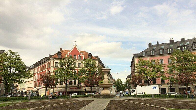 Hier fehlt eindeutig die Farbe: Der Gärtnerplatz wird derzeit umgepflügt und dann neu bepflanzt.