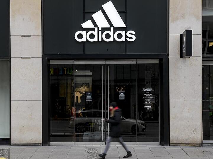 Das Logo von Adidas ist über einem Geschäft zu sehen. Foto: Axel Heimken/dpa/Symbolbild