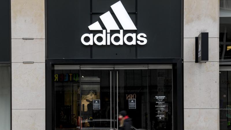 Das Logo von Adidas ist über einem Geschäft zu sehen. Foto: Axel Heimken/dpa/Symbolbild Das Logo von Adidas ist über einem Geschäft zu sehen. Foto: Axel Heimken/dpa/Symbolbild