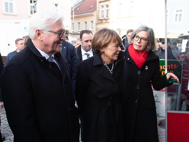 Bundespräsident Frank-Walter Steinmeier und seine Frau Elke Büdenbender (M.) besuchen mit Bürgermeisterin Barbara Lüke den Wochenmarkt in Pulsnitz.