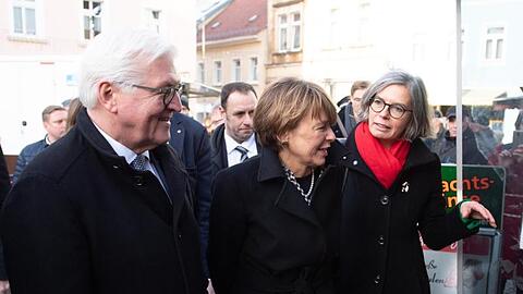 Bundespräsident Frank-Walter Steinmeier und seine Frau Elke Büdenbender (M.) besuchen mit Bürgermeisterin Barbara Lüke den Wochenmarkt in Pulsnitz.