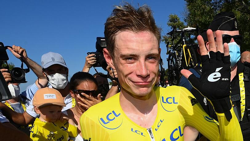 Von Emotionen überwältigt: Dem Dänen Jonas Vingegaard ist der Sieg der 109. Tour de France sicher.