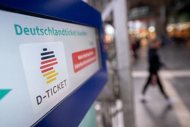 Das beliebte Deutschlandticket gibt es auch im kommenden Jahr. (Archivbild) Das beliebte Deutschlandticket gibt es auch im kommenden Jahr. (Archivbild)