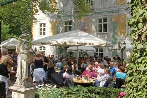 Hier lässt sich's aushalten, im Wirtsgarten vor dem denkmalgeschützten Asam-Schlössl, das einstmals Künstlersitz von Cosmas Damian Asam war.