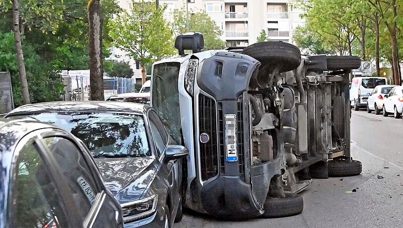 In der Neuperlacher Rudolf-Zorn-Straße fuhr ein Klein-Lkw gegen einen geparkten Audi. Der Transporter landet daraufhin auf der Seite. In der Neuperlacher Rudolf-Zorn-Straße fuhr ein Klein-Lkw gegen einen geparkten Audi. Der Transporter landet daraufhin auf der Seite.