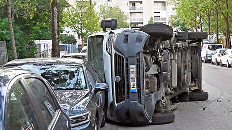 In der Neuperlacher Rudolf-Zorn-Stra&szlig;e fuhr ein Klein-Lkw gegen einen geparkten Audi. Der Transporter landet daraufhin auf der Seite.
