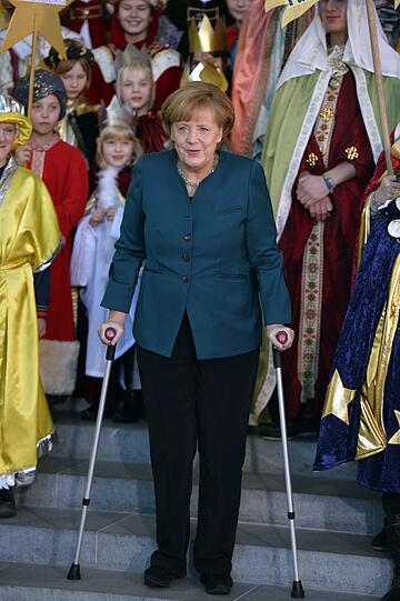 Kanzlerin Angela Merkel empfängt die Sternsinger im Kanzleramt. Sie ist nach ihrem Skiunfall auf Krücken unterwegs.