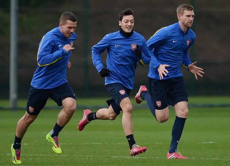 Lukas Podolksi, Mesut Özil und Per Mertesacker bereiten sich intensiv auf das Spiel gegen Bayern vor.