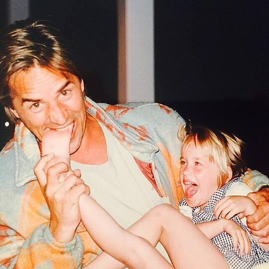 Miami Beiß statt Miami Vice. &bdquo;Ich liebe sie so sehr!&ldquo;, postet Melanie Griffith zu dem Bild von Dakota und ihrem Dad Don Johnson aus dem Jahr &lsquo;93.