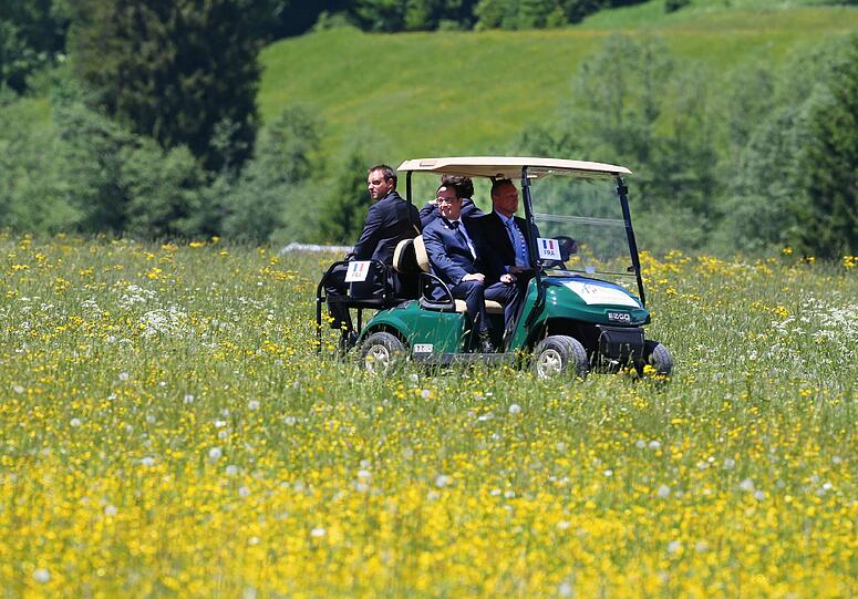 Frankreichs Staatspräsident François Hollande (Beifahrer) lässt sich mit einem Golf-Caddy kutschieren.