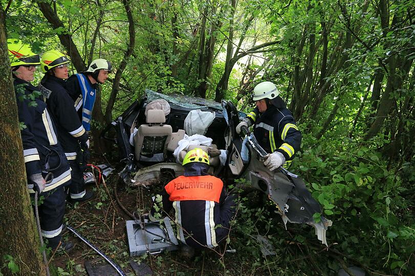 Wie durch ein Wunder hat der 21-jährige Fahrer überlebt. Die Bilder des Horror-Unfalls.