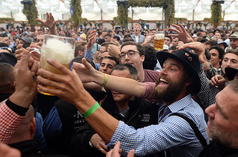 Die erste Maß ist bekanntermaßen die schönste: Festbesucher greifen im Hofbräuzelt nach den Krügen.
