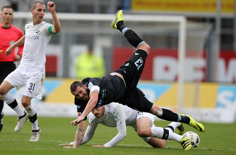 Sascha Mölders vom TSV 1860 (vorne) fliegt über Tim Kister vom SV Sandhausen.