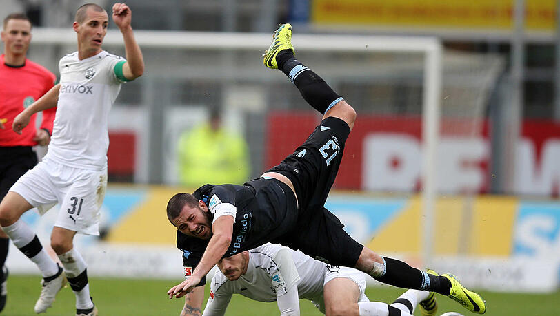 Sascha Mölders vom TSV 1860 (vorne) fliegt über Tim Kister vom SV Sandhausen.