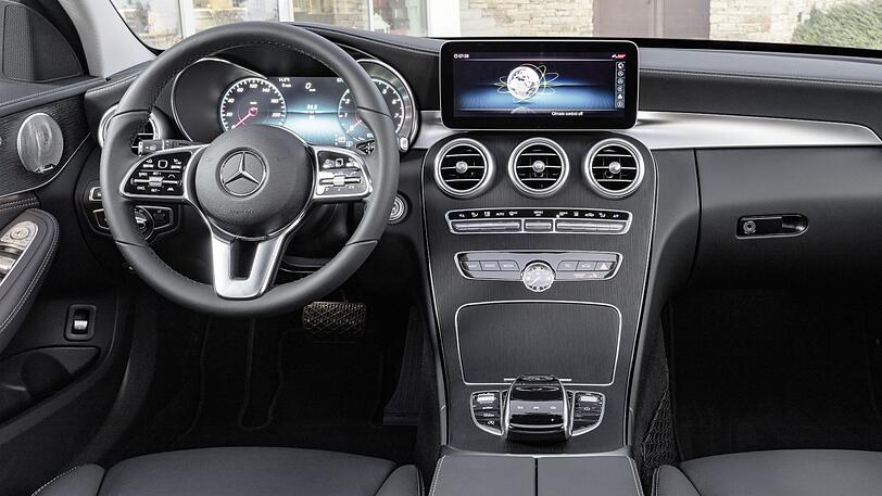 Ganz schön modern: das Cockpit des C-Klasse-Modells mit reichlich digitalen Anzeigen.