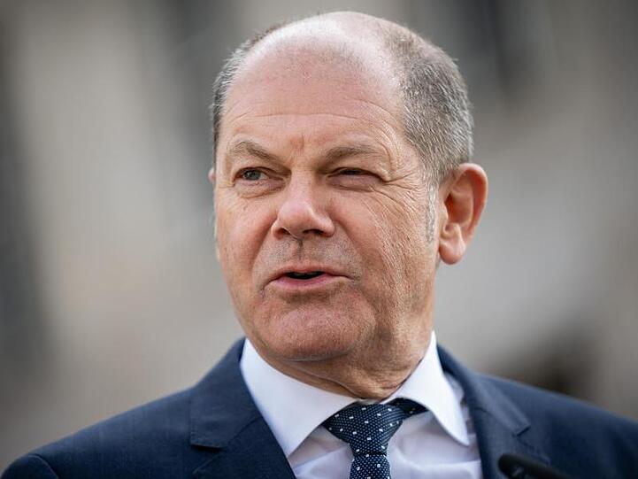"Natürlich schauen wir genau, ob und wo wir gezielt weitere Hilfen benötigen. Wir haben vor allem jene Branchen im Blick, für die es noch nicht so schnell wieder losgeht", sagt Scholz.