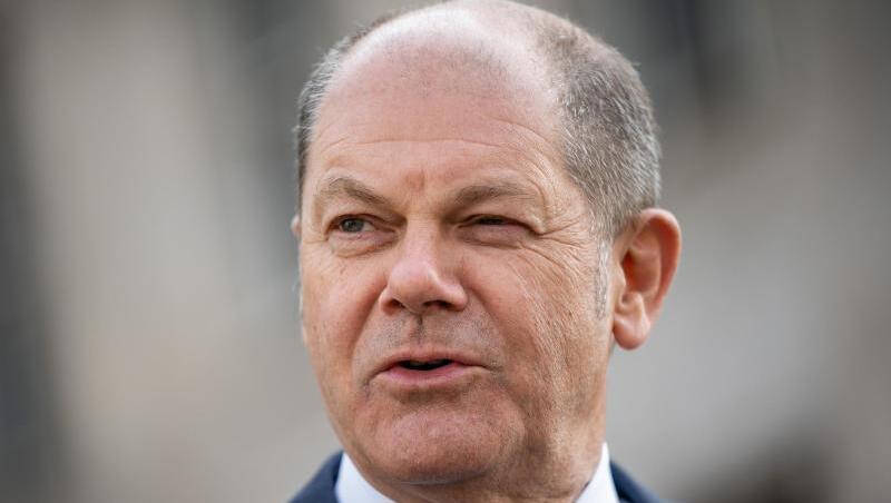 "Natürlich schauen wir genau, ob und wo wir gezielt weitere Hilfen benötigen. Wir haben vor allem jene Branchen im Blick, für die es noch nicht so schnell wieder losgeht", sagt Scholz. "Natürlich schauen wir genau, ob und wo wir gezielt weitere Hilfen benötigen. Wir haben vor allem jene Branchen im Blick, für die es noch nicht so schnell wieder losgeht", sagt Scholz.