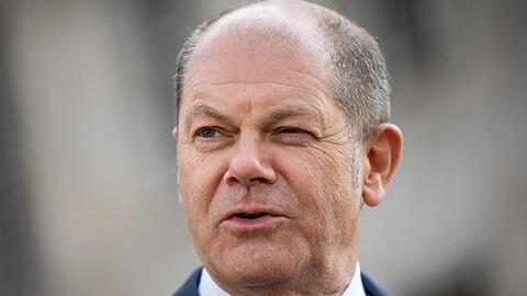 "Natürlich schauen wir genau, ob und wo wir gezielt weitere Hilfen benötigen. Wir haben vor allem jene Branchen im Blick, für die es noch nicht so schnell wieder losgeht", sagt Scholz.