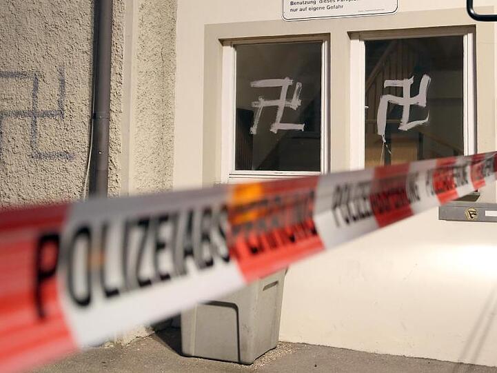 Hetzparolen und Hakenkreuze sind an die Wand einer Notunterkunft für Flüchtlinge geschmiert worden. Foto: Thomas Warnack/dpa/Archivbild