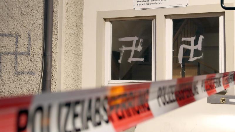Hetzparolen und Hakenkreuze sind an die Wand einer Notunterkunft für Flüchtlinge geschmiert worden. Foto: Thomas Warnack/dpa/Archivbild Hetzparolen und Hakenkreuze sind an die Wand einer Notunterkunft für Flüchtlinge geschmiert worden. Foto: Thomas Warnack/dpa/Archivbild