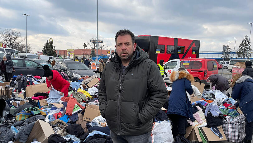 Ikke Hüftgold, Partyschlager-Sänger und Musikproduzent, steht an der polnisch-ukrainischen Grenze, wo Kleidung, Essen und andere Hilfsgüter für ukrainische Flüchtlinge bereitstehen. Hüftgold alias Matthias Distel will mit seiner Stiftung "Summerfield Kids Foundation" Hunderte ukrainische Flüchtlinge nach Deutschland holen und in sichere Obhut vermitteln. Ikke Hüftgold, Partyschlager-Sänger und Musikproduzent, steht an der polnisch-ukrainischen Grenze, wo Kleidung, Essen und andere Hilfsgüter für ukrainische Flüchtlinge bereitstehen. Hüftgold alias Matthias Distel will mit seiner Stiftung "Summerfield Kids Foundation" Hunderte ukrainische Flüchtlinge nach Deutschland holen und in sichere Obhut vermitteln.