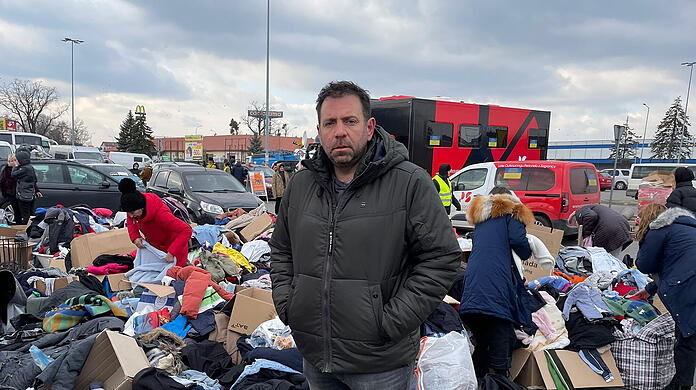Ikke Hüftgold, Partyschlager-Sänger und Musikproduzent, steht an der polnisch-ukrainischen Grenze, wo Kleidung, Essen und andere Hilfsgüter für ukrainische Flüchtlinge bereitstehen. Hüftgold alias Matthias Distel will mit seiner Stiftung "Summerfield Kids Foundation" Hunderte ukrainische Flüchtlinge nach Deutschland holen und in sichere Obhut vermitteln.
