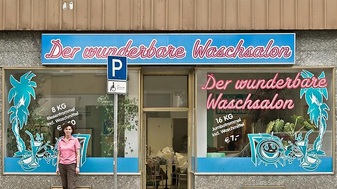 Nicht zu übersehen: der "wunderbare Waschsalon" in der Görresstraße 12 (Maxvorstadt) mit seinem rosa-blauen Schnörkelschild. In den Nullerjahren, als Regine Steckroth (hier im passenden rosa Polo) ihn führt, darf sogar noch geraucht werden. Vorbei. Das Schild hängt heute noch, aber die Klebefolie-Palmen im Fenster hat der neue Betreiber Dieter Lanz abgenommen. Und was die Kundschaft (vom Schlipsträger bis zum Wohnungslosen) liebt: Hier gibt's noch Personal, und man kann sogar bügeln lassen.