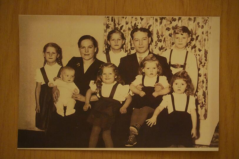 1957: Maria Sohn (damals 9) steht zwischen den Eltern Rosa und Wilhelm Himmelreich. Zu den sieben Kindern kommen später noch drei. 1957: Maria Sohn (damals 9) steht zwischen den Eltern Rosa und Wilhelm Himmelreich. Zu den sieben Kindern kommen später noch drei.
