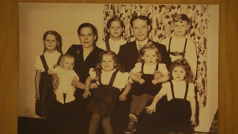 1957: Maria Sohn (damals 9) steht zwischen den Eltern Rosa und Wilhelm Himmelreich. Zu den sieben Kindern kommen später noch drei. 1957: Maria Sohn (damals 9) steht zwischen den Eltern Rosa und Wilhelm Himmelreich. Zu den sieben Kindern kommen später noch drei.