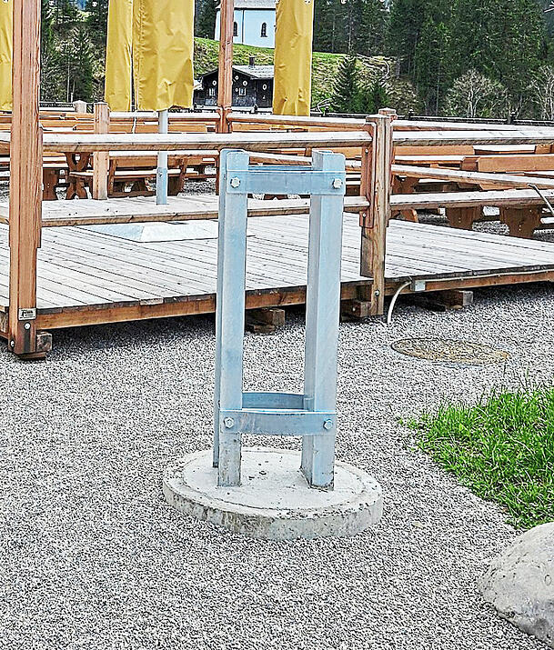 Der leere Maibaumständer.
