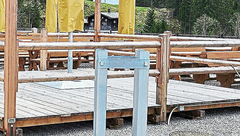 Der leere Maibaumständer.