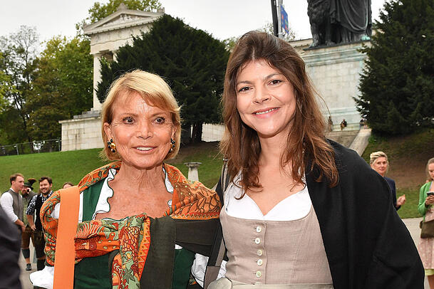 Mit Tochter Julia Teewag (r.), die 2021 Zwillinge bekam. Uschi Glas hat zudem noch die S&ouml;hne Benjamin und Alexander Teewag.