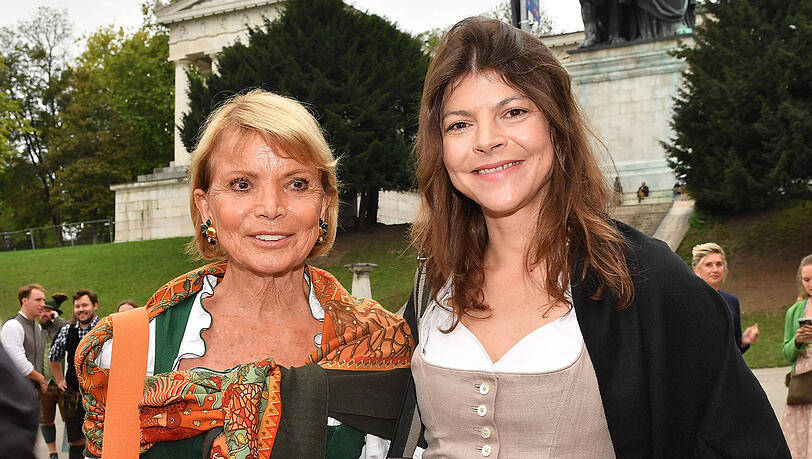 Mit Tochter Julia Teewag (r.), die 2021 Zwillinge bekam. Uschi Glas hat zudem noch die S&ouml;hne Benjamin und Alexander Teewag.