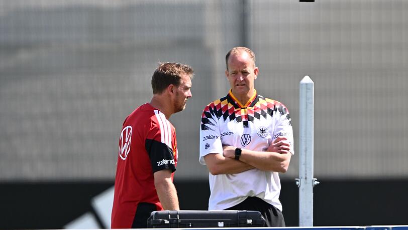 Bundestrainer Julian Nagelsmann (l) mit Teamarzt Jochen Hahne.