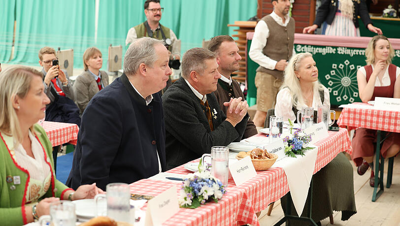 Rechts am Tisch: Toni Gaßner und rechts neben ihm sein Vater Andreas Gaßner. Rechts am Tisch: Toni Gaßner und rechts neben ihm sein Vater Andreas Gaßner.