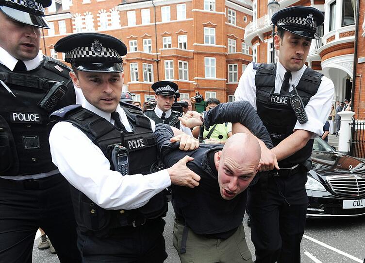an der Botschaft von Ecuador: Tumulte in London um Julian Assange