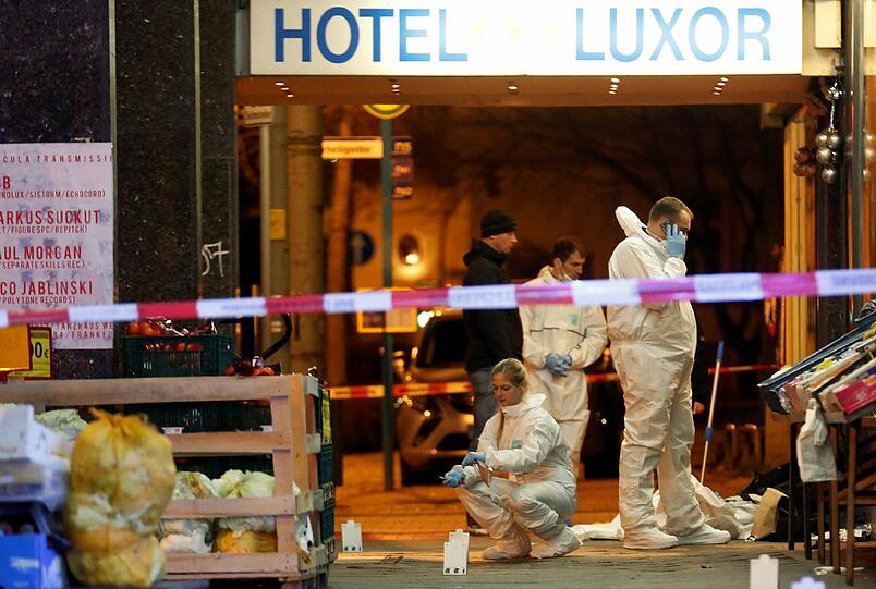 Ein Mann schleppte sich mit schwersten Stichverletzungen von dem Zimmer im vierten Obergeschoss durch das Treppenhaus ins Erdgeschoss.