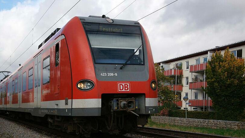 Personen im Gleis: Die S-Bahnlinie 1 ist teils gesperrt. Personen im Gleis: Die S-Bahnlinie 1 ist teils gesperrt.
