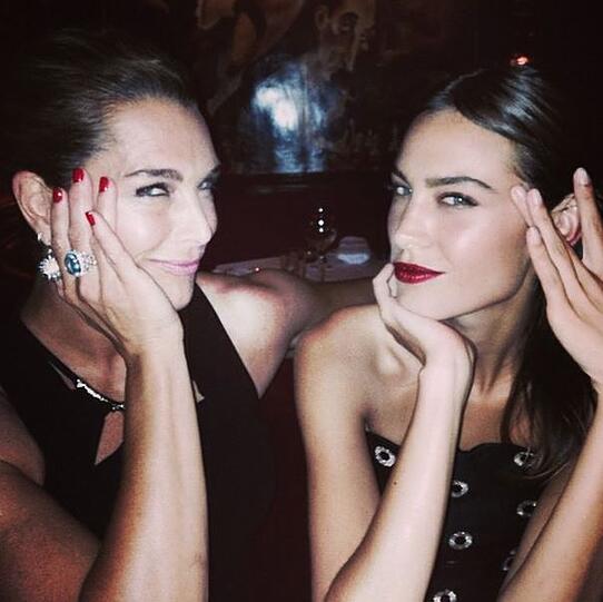 Brooke Shields und Alexa Chung (r.)