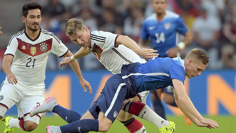 Nach einer sehr schwachen Leistung verliert die DFB-Elf gegen die US-Boys von Jürgen Klinsmann. Nach einer sehr schwachen Leistung verliert die DFB-Elf gegen die US-Boys von Jürgen Klinsmann.