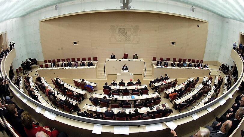 Der Plenarsaal im Bayerischen Landtag: 180 Abgeordnete haben hier momentan Platz &ndash; ab Mitte Oktober könnten es deutlich mehr werden.