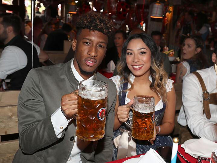 Kingsley Coman nebst weiblicher Begleitung.