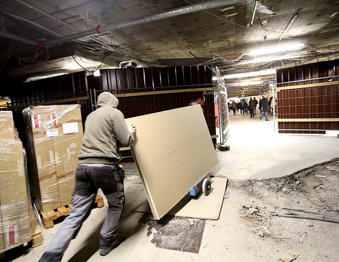 Ein Blick hinter die Absperrung: Die Renovierung des Zwischengeschosses im Hauptbahnhof ist in vollem Gange.