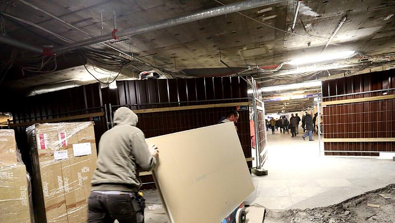 Ein Blick hinter die Absperrung: Die Renovierung des Zwischengeschosses im Hauptbahnhof ist in vollem Gange. Ein Blick hinter die Absperrung: Die Renovierung des Zwischengeschosses im Hauptbahnhof ist in vollem Gange.