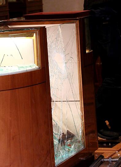 Brutaler Überfall auf Chopard-Filiale: So schlimm sieht es in dem Juwelier in der Maximilianstraße aus.