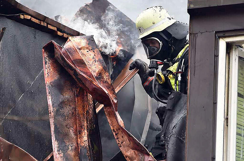 In München ist am Sonntag der etwa 30 Meter lange Dachstuhl eines Mehrfamilienhaus bei einem großbrand völlig zerstört worden.