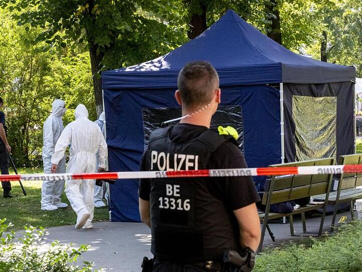 Im Kleinen Tiergarten werden im August 2019 Spuren am Tatort gesichert.