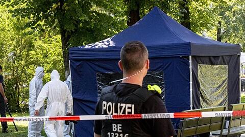 Im Kleinen Tiergarten werden im August 2019 Spuren am Tatort gesichert.