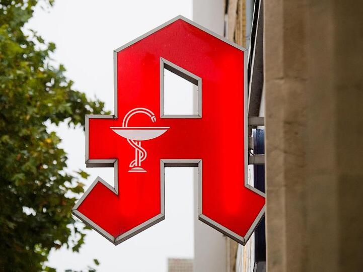 Das Apotheken-A hängt an einer Apotheke. Foto: Julian Stratenschulte/Archivbild